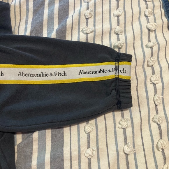Abercrombie and Fitch sweatshirt - Picture 3 of 4